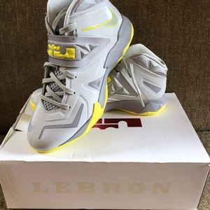 Men's basketball shoes